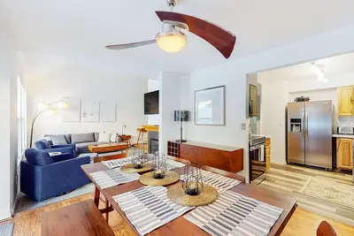 Image de Stylish Ski Retreat w/ a Gas Fireplace, Fast WiFi, Private Hot Tub, & Patio