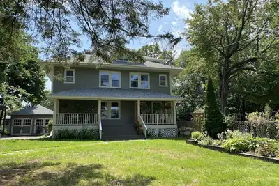 Image de Beautiful Family Home blocks from Main Street