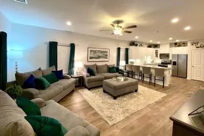 Image de New Build! Only Minutes from the Lake!