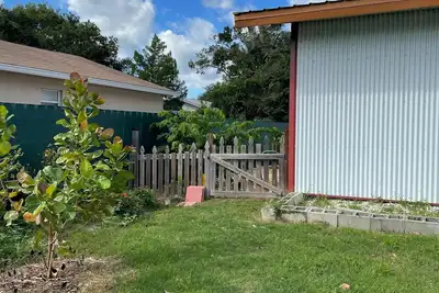 Image de Studio, Private Entrance, fenced in quiet corner, pets ok, large Parking area