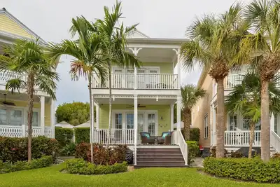 Image de Bright & Cheery Pool Front Home w/ Optional Boat Slip at Anglers Reef Islamorada