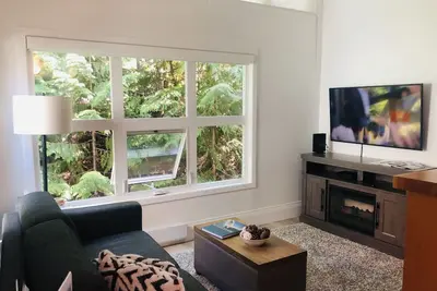 Image de Cozy Ski Retreat at Whistler Creekside – Walk to Gondola