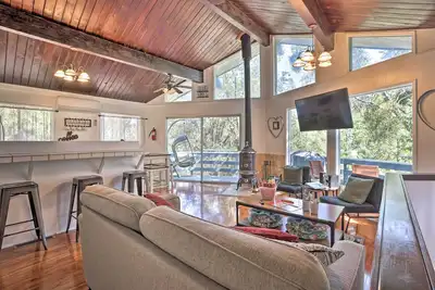 Image de Lake Gregory Getaway: Cabin with Deck + Grill!