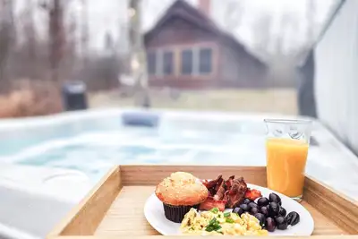 Image de Available this weekend! -Hot Tub, Wifi, King Beds