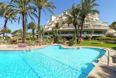 Image de \"Mijas Costa Modern 2 Bed Apartment\" avec vue sur la mer et la montagne, piscine et jardin