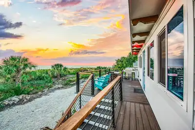 Image de Charming Beachfront Bungalow with Sunset Views and Coastal Comfort