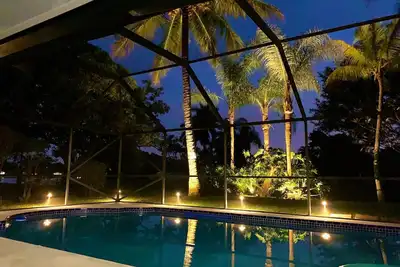 Image de “Waterfront Elegance: Luxurious Equestrian Retreat with heated Pool”