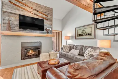 Image de New Listing! Perfectly Located Breckenridge Condo, Ski Off, Walk to Town!