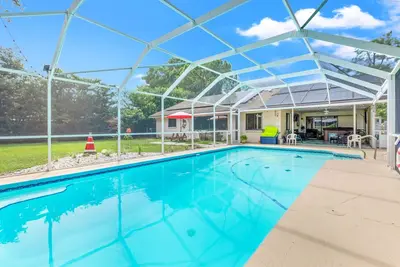 Image de Private 3 Bed 2. 5 Bath, Solar Heated Pool, Hot Tub & Billiards! Over 2, 000 sqft!