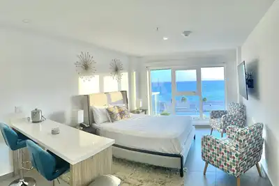 Image de Harbour House Downtown Hypnotic Ocean View Condo off the Caribbean Sea