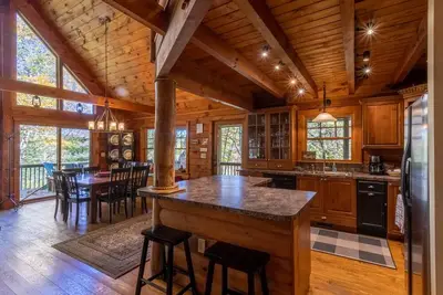 Image de Bear Necessities - 4br home in Banner Elk near ski slopes with a hot tub and pool table!