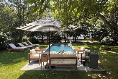 Image de Renovated Farmhouse on Vineyard w\/ Heated Pool, mins from Beach + Farm