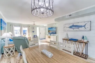 Image de Beautiful Updated Beach House just steps away from a Private Gated Beach!