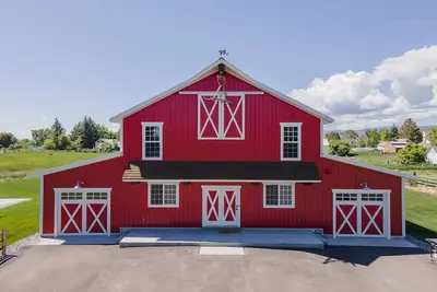 Image de Red Barn Retreat in the Heart of Bloomington