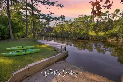 Image de Waterfront|Private Dock & Boat Launch|Sleeps 8|Your Serene Waterfront Escape!