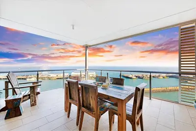 Image de Penthouse Haven: Lux Balcony Dining ~ Sea View