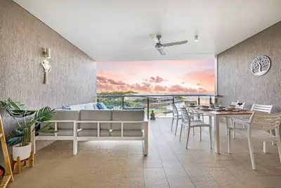 Image de Peninsula Bliss: Sea View ~ Private Balcony Dining