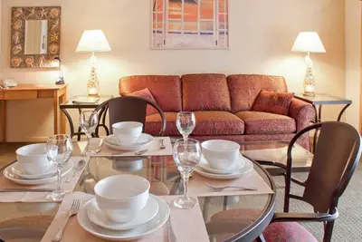 Image de Adventure Awaits! 2 Modern Units, Full Kitchen, Onsite Pool, Near Old Port Beach
