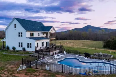 Image de New! Secluded Farmhouse + Solar Heated Pool + Firepit