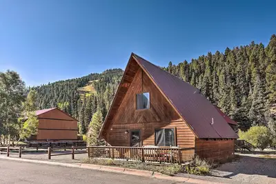 Image de Ski-In/Ski-Out Red River Cabin w/ Mtn Views!