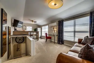 Image de Luxury! Location! Private! <br>All New Loft style 1/1 in the Heart of East Dallas!