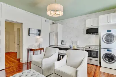 Image de Gorgeous Designer Apartment, Heated Pool Access