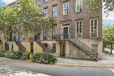 Image de Gorgeous Designer Apartments, Heated Pool Access
