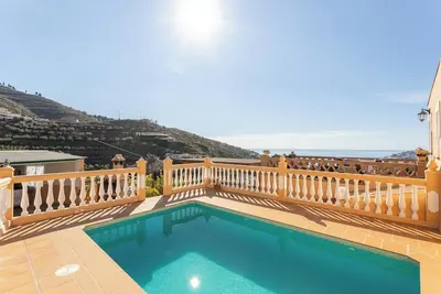 Image de \"Casa gonzalez\" vue sur la mer et les montagnes, piscine extérieure, jardin, terrasse et Wi-Fi.