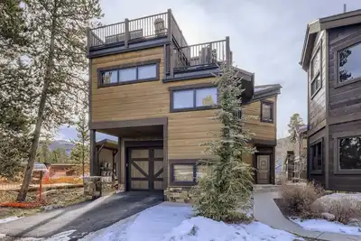 Image de Luxury 2 Bedroom Townhome Close to Main Street! !