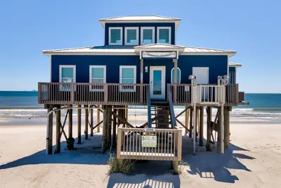 Image de The beach is your backyard in this gulf-front cottage!