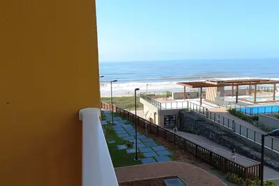 Image de Confort Club Vila Açoriana, a complete apartment facing the sea.