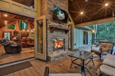 Image de Luxury Creekside~New Fire Pit! Hot Tub, Game Room, near Ellijay, and Blue Ridge