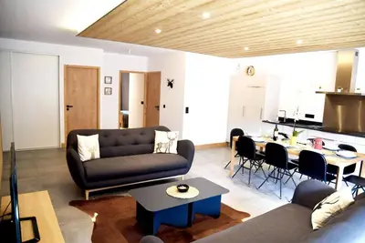 Image de 300m du centre station, 1er étage, vue montagne, balcon, parking, télévision, 102m²