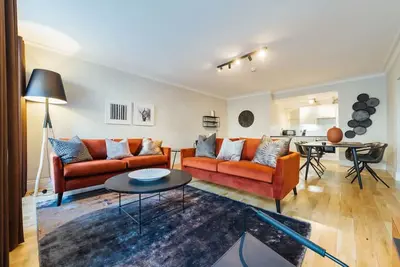 Image de St Vincent Street · A Luxurious City Centre Main Door Apartment