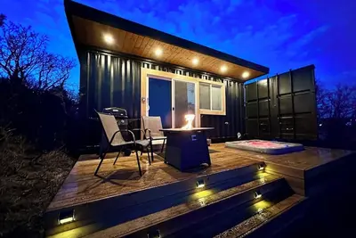 Image de Modern Container Tiny Home • Private Hot Tub