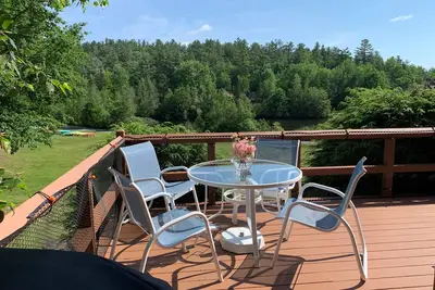 Image de Enjoy beautiful water views from this light-filled condo with three levels of furnished living space