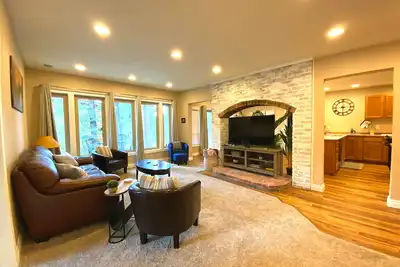 Image de Cozy, winter oasis! Sleeps 8. Ev chargers. Tahoe Donner Hoa perks.