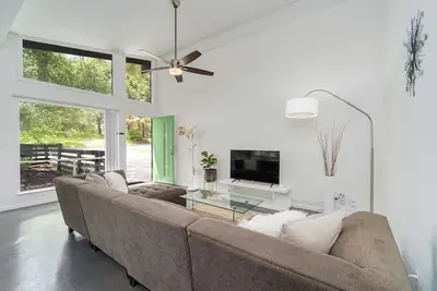 Image de New! Mid-Century Modern ~ Near SoCo ~ Fenced yard ~ Corner lot