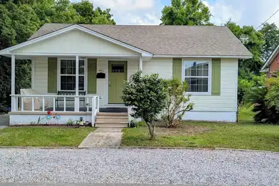 Image de Adorable Fully Remodeled Home Walk To The Beach