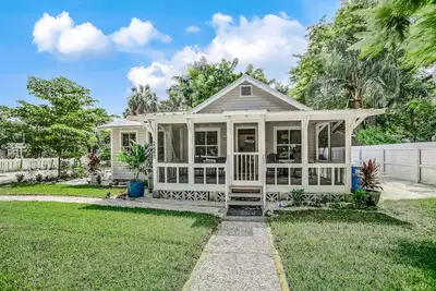 Snowbird-friendly historical cottage with high-speed WiFi & washer/dryer