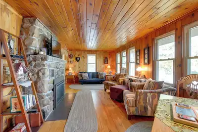 Image de Cozy Lakefront Cabin w/ Indoor Gas Fireplace!
