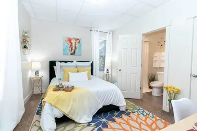 Image de Cheery & Comfortable Apartment Near Downtown – Ideal for Extended Stays