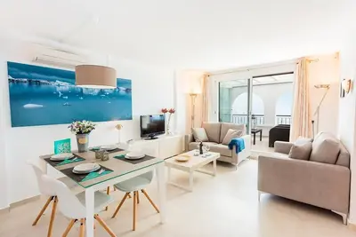 Appartement \"Barking Fish\", vue sur mer et montagne, piscine partagée, terrasse privée, A\/C, WiFi