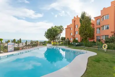 Appartement Fuengirola Hills avec vue sur mer et montagne, piscine, Wi-Fi, jardin et terrasse