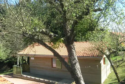 Image de Chalet 2 chambres avec accès Pmr, terrasse privée, piscine, activités plein air.