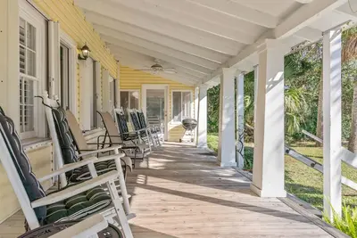 Image de Located next to the 5th Street Beach Entrance and sleeps 11