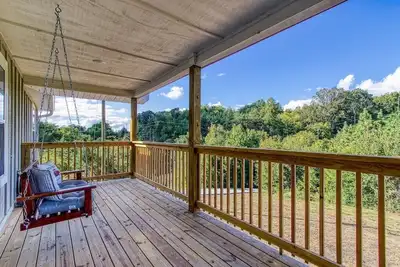 Image de New Cabin w Views! Hot Tub +Firepit +Near Lake!