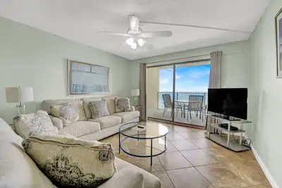 Image de 2 Bedroom Deluxe Oceanfront Condo w/Private Balcony, just steps from the beach!