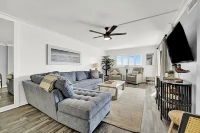 Image de Beautiful newly renovated 3 Br 2 Ba  Deluxe Shoreline Condo