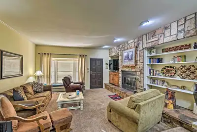 Image de Red River Townhome with Balcony & Mtn Views!